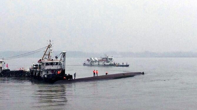 Nur noch der Rumpf des Unglücksschiffes ragt aus dem Wasser des Jangts. Foto: Yuan Zheng
