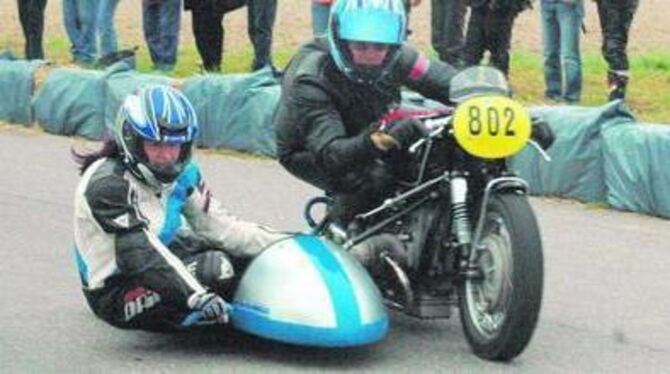 Windschnittig hintern Lenker geklemmt und ganz dicht überm Asphalt - Motorrad-Gespanne donnerten am Samstag durch die Einsiedel-