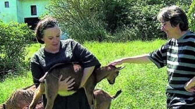 Die Künstlerinnen Susanne Hinkelbein (rechts) und Ulrike Böhme, die in Eglingen leben, halten sich Ziegen auf ihrem Hof.  
FOTO: