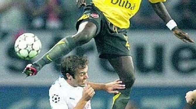 Emmanuel Eboue mit Arsenal obenauf gegen den HSV mit Joris Mathijsen.
FOTO: DPA