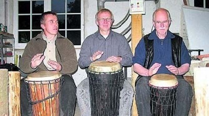 Der Rhythmus der Waldtrommel fasziniert (von links) Enzian Schneider, Alex Resch und Peter Barth.
GEA-FOTO: JSG