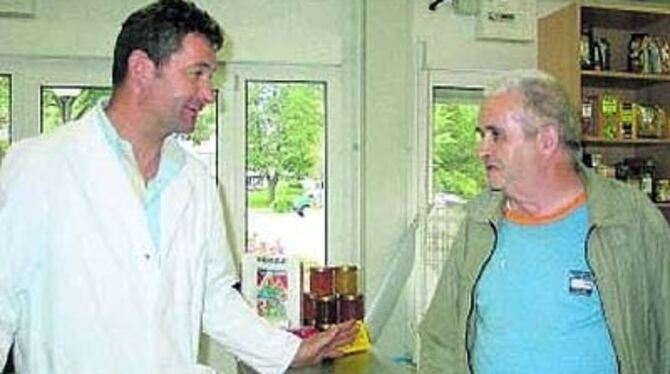 Stets Zeit für ein Schwätzchen hat Rudi Hölz (links) im Mariaberger Laden. Noch bis Jahresende ist das Geschäft in einen Contain