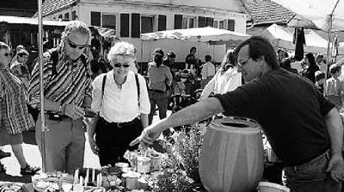 Seit 25 Jahren ein Publikumsmagnet: Der Melchinger Kunsthandwerker- und Töpfermarkt. Am Wochenende bestaunten Tausende das Angeb