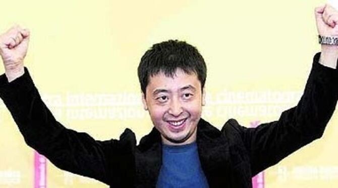 Der chinesische Regisseur Jia Zhang-Ke jubelt über den Gewinn des &raquo;Goldenen Löwen&laquo;. Sein Film &raquo;Still Life&laqu