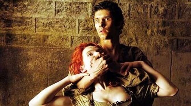 Szene aus der Parfum-Verfilmung von Tom Tykwer: Jean-Baptiste Grenouille (Ben Whishaw) möchte ein Parfum kreieren, dem keiner wi