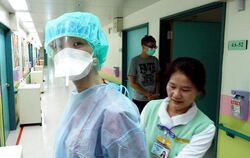 Vorbereitung auf eine mögliche Mers-Epidemie: Südkoreanisches Krankenhauspersonal übt das Anlegen der Schutzkleidung. Foto: D