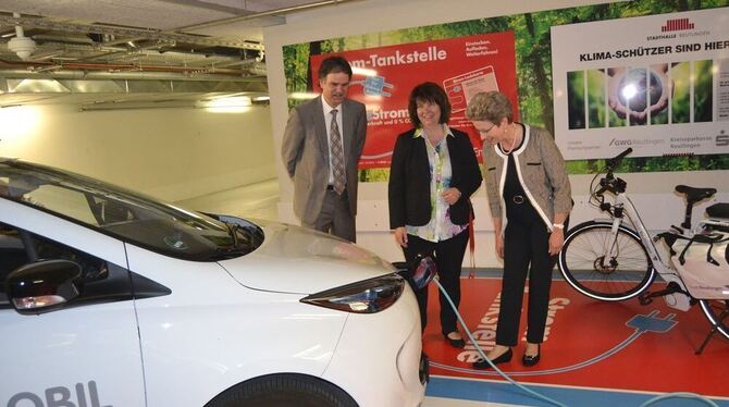 Heiko Suter, Petra Roser und Barbara Bosch ziehen demonstrativ an einem Strang in Sachen umweltfreundliche Mobilität. FOTO: PR
