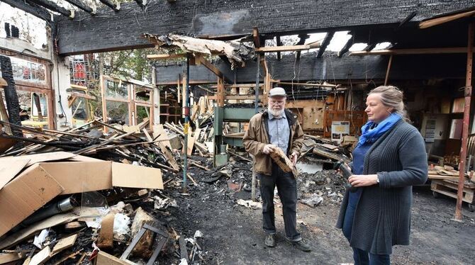 Die Trümmer vor Augen, den Neuanfang auch: Johannes Wurster und seine Frau Gisela stehen in ihrer ausgebrannten Schreinerei und