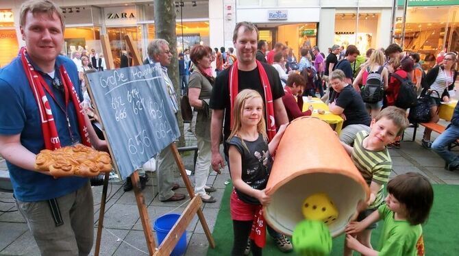 Hanna, Max und Marlene beim Mutscheln auf der Königstraße  FOTO: STEINLE