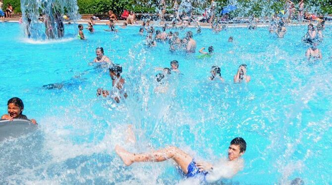 Gegen Schwitzen hilft Abkühlen im Reutlinger Wellenfreibad Markwasen.