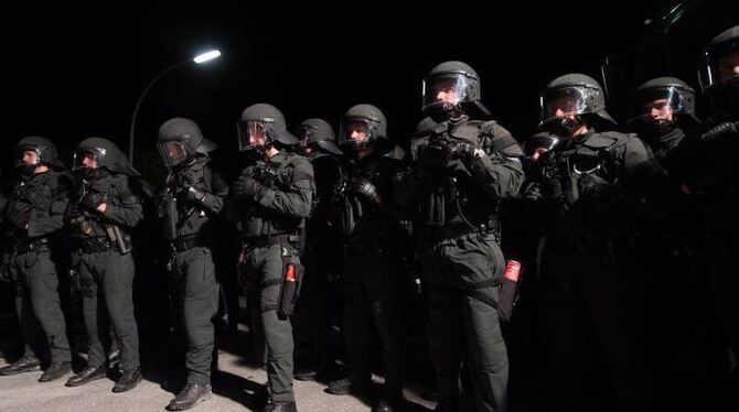 Polizisten begleiten eine Demonstration gegen den G7 Gipfel. Foto: Tobias Hase