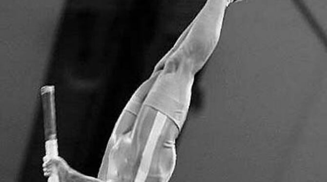 Die Schwerkraft überwinden und hoch hinaus will der Stabartist Fabian Schulze. 
FOTO: HAJO