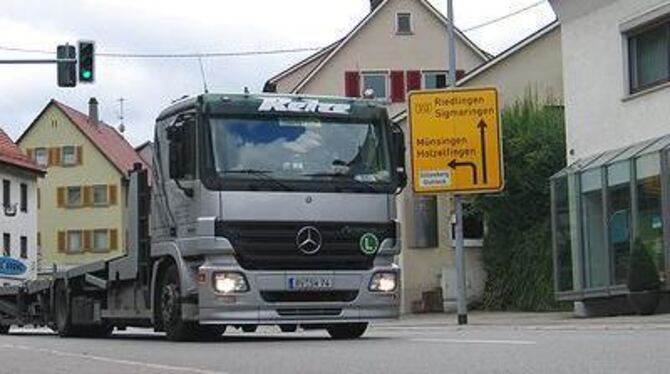 Einer von 1700 Lastwagen, die täglich durch Unterhausen fahren. Sie könnten ein Grund für die Feinstaubbelastung sein. GEA-FOTO: