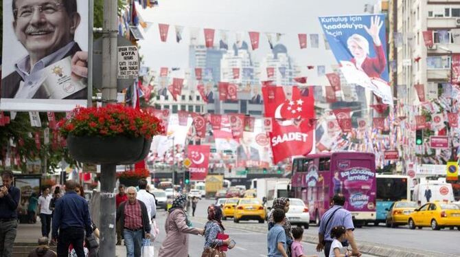 Straßenszene in Istanbul mit reichlich Wahlplakaten. Die Türkei wählt ein neues Parlament. Foto: Tolga Bozoglu