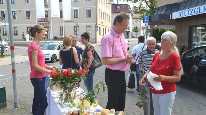Unterstützt von Tochter Janina (links) und Lebenspartnerin Petra Fuhrmann (links hinter ihm) und mit dem Stand in der Schulzenga