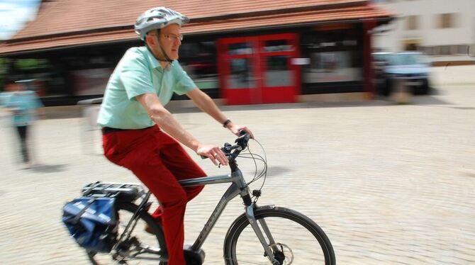 Pilotradler: Der Erste Landesbeamte Hans-Jürgen Stede auf dem Kelternplatz, auf dem am Sonntag Aktionstag ist.