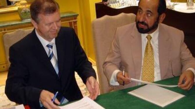 Brückenschlag: Sharjahs Herrscher Scheich Dr. Sultan Bin Mohammed Al-Qasimi unterzeichnet mit Hochschul-Präsident Professor Wolf