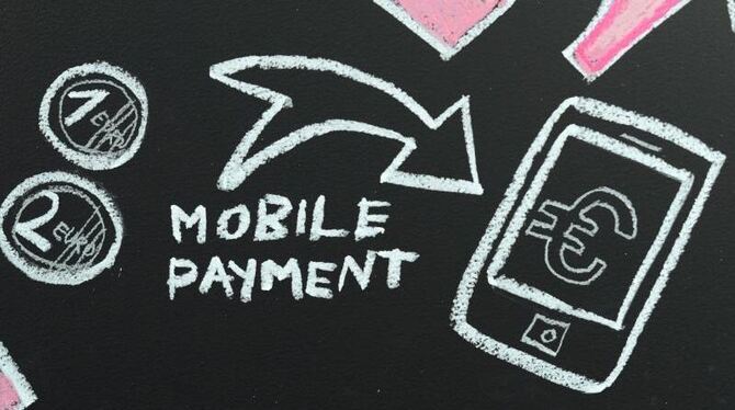 Das mobile Bezahlen ist offenbar vielen Deutschen nicht ganz geheuer. Foto: Jens Kalaene
