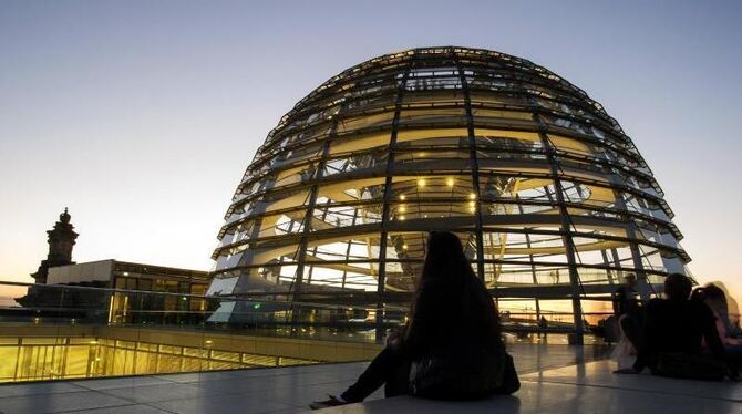 Die Kuppel des Reichstagsgebäudes, Sitz des Bundestages, im Abendlicht. Foto: Paul Zinken