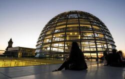 Die Kuppel des Reichstagsgebäudes, Sitz des Bundestages, im Abendlicht. Foto: Paul Zinken