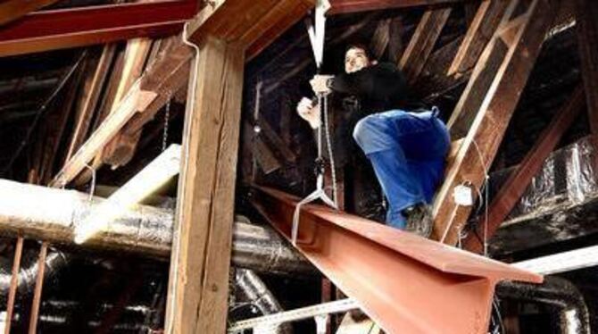 Im Gewirr der alten Balken müssen die Arbeiter mit tonnenschweren Stahlträgern hantieren. FOTO: NIETHAMMER