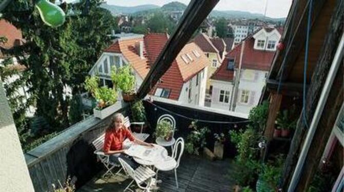 Lauschiges Wohlfühlplätzchen mit Nutzwert: Gudrun Mehlo kultiviert auf ihrer Dachterrasse nicht nur Zierpflanzen, sondern auch H
