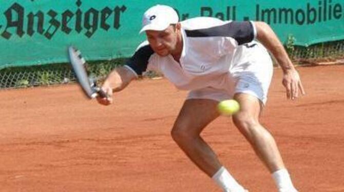 Kampf um jeden Millimeter und um jeden Ball: Auf den Rumänen Razvan Sabau kann sich der Tennisverein Reutlingen verlassen. GEA-F