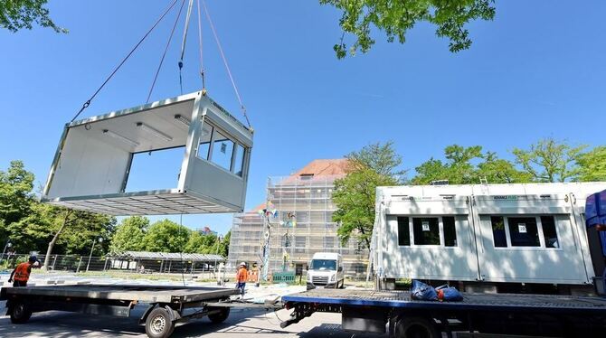 Zwei Etagen hoch wird derzeit in Metzingen neben der Sieben-Keltern-Schule als Provisorium für die Sanierungszeit eine Container