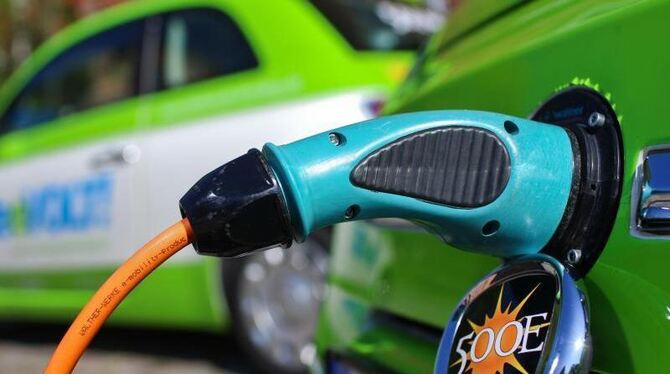 Elektroautos tanken an der Steckdose.