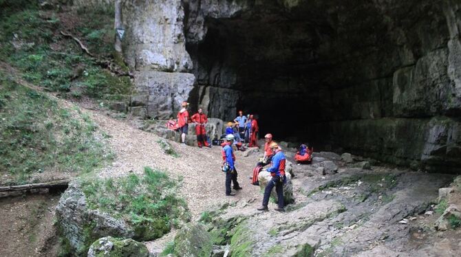 An der Rettungsaktion waren Helfer der Höhlenrettung, der freiwilligen Feuerwehr, des DRK und der Bergwacht beteiligt. Foto: 7ak