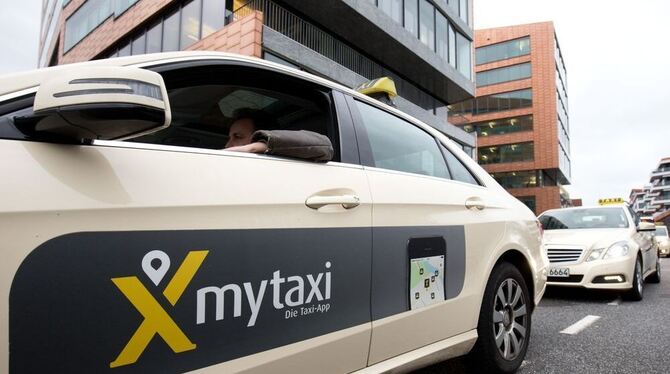 Taxis mit Werbeaufklebern der Taxivermittlungsfirma myTaxi