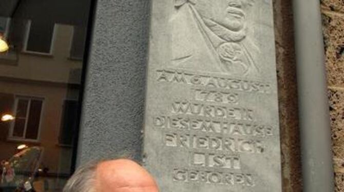 Dr. Eugen Wendler vor der Gedenkinschrift für Friedrich List an seinem Geburtshaus in der Wilhelmstraße, das heute die Buchhandl