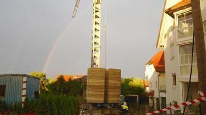 Der schiefe Kran von Betzingen: Die Feuerwehr verhinderte mit Hilfe eines Hochdruckkissens, dass das tonnenschwere Gerät umkippt