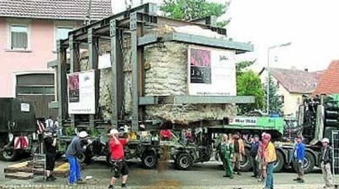 Der Keller hängt am Haken und wird auf den Transporter bugsiert.
GEA-FOTO: JSG