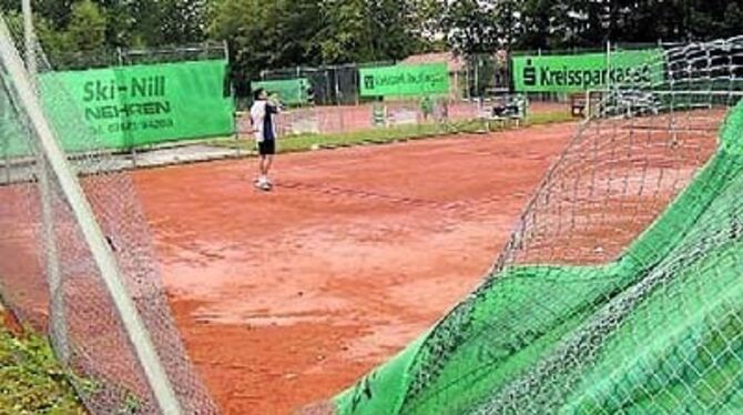 Geschmolzene Überreste des Eisbrockens auf dem Tennisplatz. FOTO: NIETHAMMER