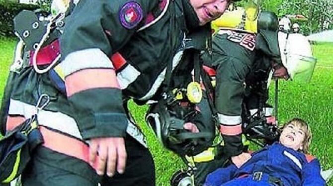 Verletzter Jung-Feuerwehrmann - aber nur zu Übungszwecken. Bei ihrer Jahreshauptübung prüfte die Freiwillige Feuerwehr ihre Leis