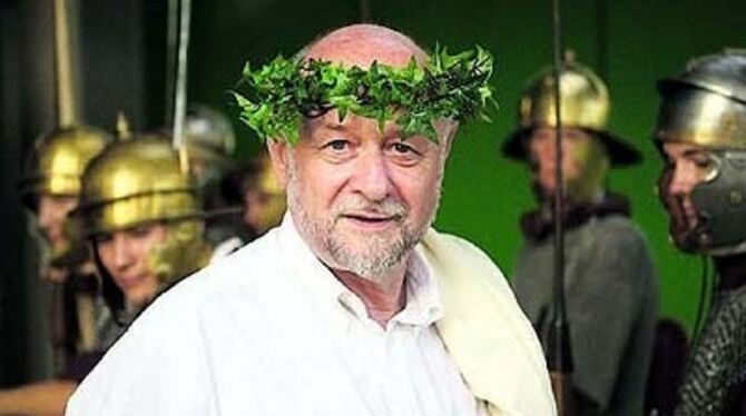 Der (Di-)Rex geht - der alte Lateiner Hans-Dieter Korger wurde beim BZN-Schulfest zum bekränzten Triumphator. 
FOTO: EWA