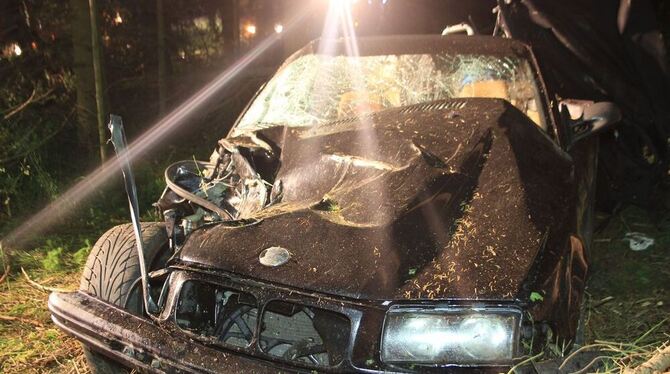 Der Beifahrer wurde sofort getötet, der Fahrer des BMW wurde schwerverletzt geborgen. Foto: 7aktuell.de/Lukas Felder