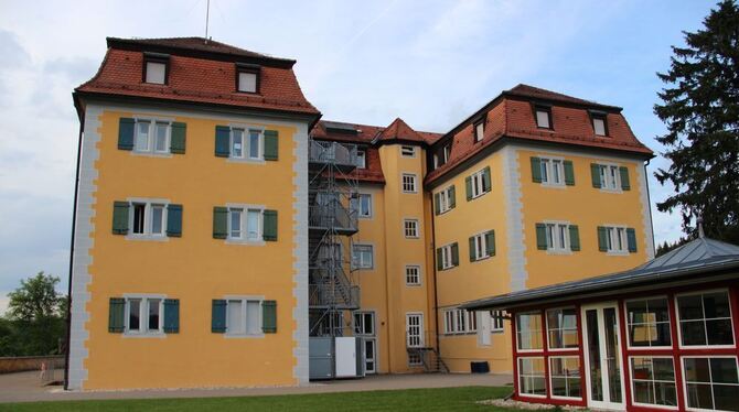 Die Feuertreppe stört Schloss Grafenecks schöne Postkartenansicht. Sie muss weg. GEA-FOTO: GEIGER Die Feuertreppe stört Schloss Grafenecks schöne Postkartenansicht. Sie muss weg. GEA-FOTO: GEIGER