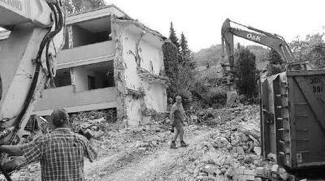 Teile des Altenzentrums in der Elsa-Brändström-Straße werden abgebrochen. GEA-FOTO: FÜSSEL