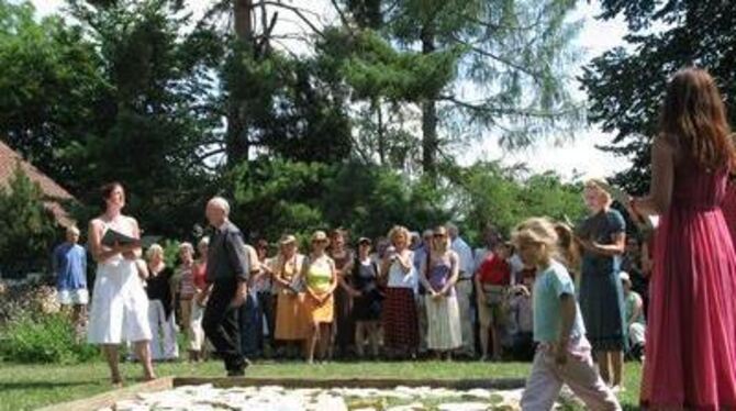 &raquo;Auch einen Stein in Nachbars Garten&laquo;: Die Kunstaktion zur Eröffnung der St. Johanner Ausstellung spielte mit Assozi