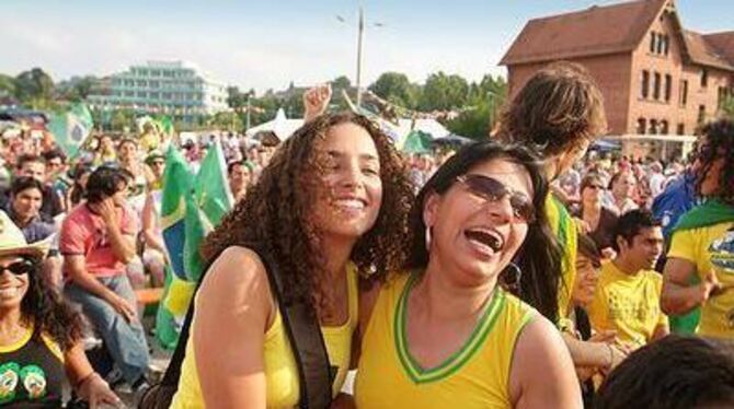 Erst freuten sich die Brasilianerinnen, dann tanzten sie zusammen mit ghanaischen Sportsfreundinnen zu den Rhythmen von &raquo;S