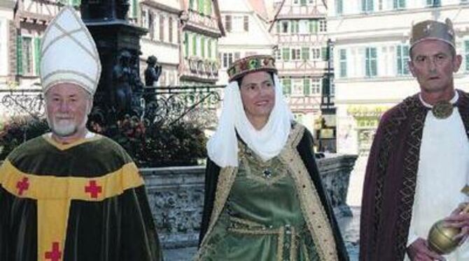 Friedliche Begegnung: Mathilde von Canossa, Papst Gregor VII. (links) und Heinrich IV. posierten am Mittwoch vor dem Tübinger Ma