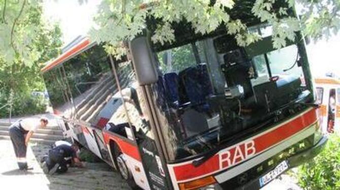 Ohne Fahrer vom rechten Weg abgekommen: Omnibus in Schräglage im Neugreuth vor dem Gemeindezentrum. GEA-FOTO: SCHÜRER