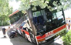 Ohne Fahrer vom rechten Weg abgekommen: Omnibus in Schräglage im Neugreuth vor dem Gemeindezentrum. GEA-FOTO: SCHÜRER