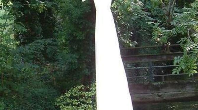 Voller Rätsel: das lange, weiße Kleid über der Echaz. FOTO: KABLAOUI