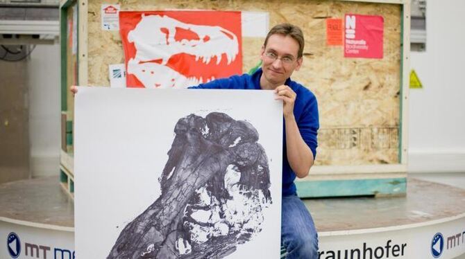 Der niederländische Paläontologe Anne Schulp präsentiert den Ausdruck der Computertomographie eines etwa 500 Kilo schweren T-