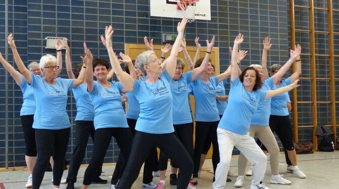 Strecken und Dehnen: Aufwärmen der Kusterdinger Frauengymnastikgruppe Zweiter Weg mit Übungsleiterin Teresa Terriuolo (vorne).