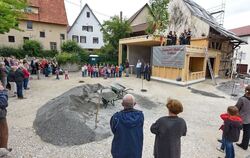 Beim Richtfest an der Kulturscheune war auf der Großbaustelle Oferdinger Dorfplatz ganz schön was los. Die Zimmermänner auf dem