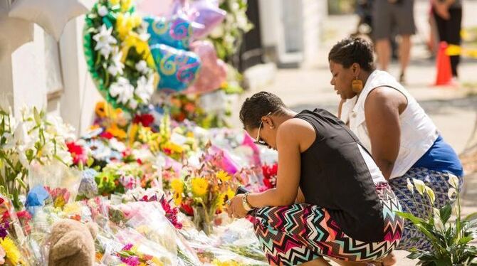 Zwei Frauen trauern vor der Emanuel African Methodist Episcopal Church in Charleston. Foto: Richard Ellis Zwei Frauen trauern vor der Emanuel African Methodist Episcopal Church in Charleston. Foto: Richard Ellis